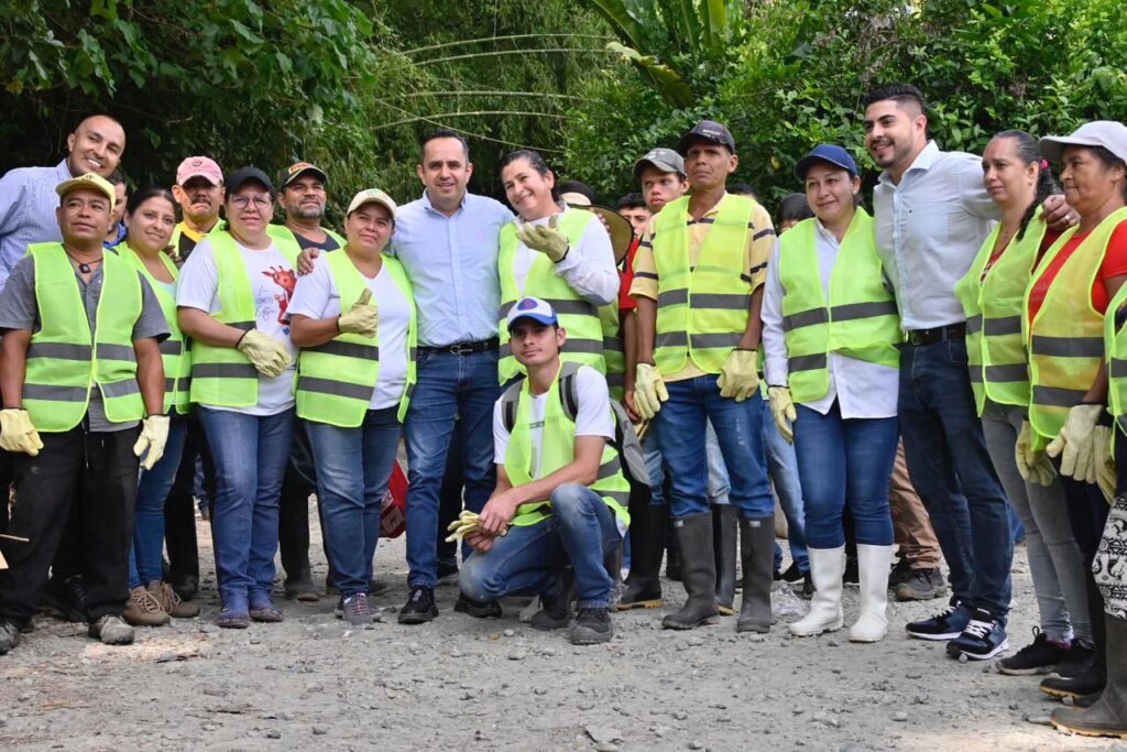 La estrategia liderada por el gobernador Juan Miguel Galvis Bedoya se consolida como un modelo nacional por su eficiencia, ahorro de recursos y capacidad de movilizar a las comunidades en la construcción y mantenimiento vial. Con más de $2.000 millones invertidos, los Convenios Solidarios ya son referencia para el DNP, el Ministerio de Transporte y la Confederación Nacional de Acción Comunal.